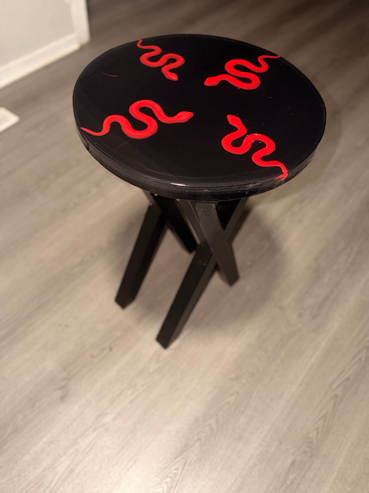 20” Round Epoxy Accent Table - Red Serpent
